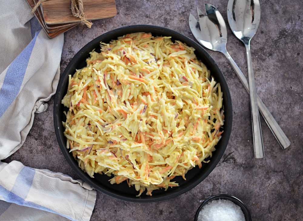 Coleslaw 12 En skål med coleslaw på en grå stenyta