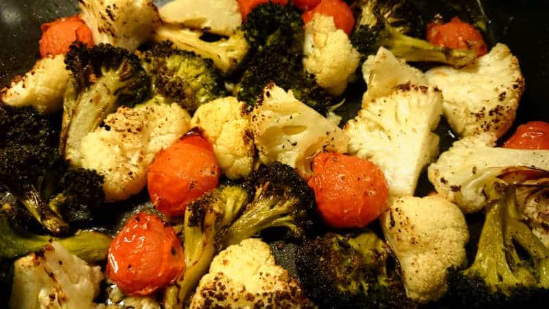 Ugnsstekt blomkål och broccoli Ugnsstekt blomkål och broccoli