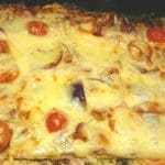 LCHF pizza botten med smält ost och körsbärstomater på ytan.