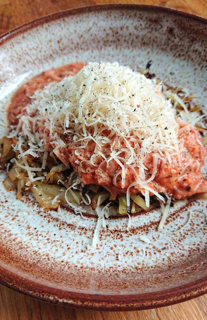 Ost- och skinksås 5 Pasta Uno - En superenkel och god pastasås. Här serverad med lchf-vänligare vitkål.