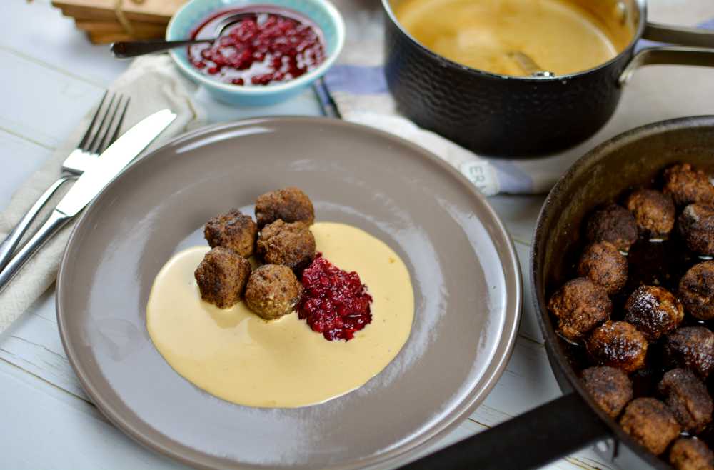 Pressgurka 17 En tallrik med köttbullar serverade med sås och lingonsylt.