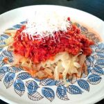 Tallrik med LCHF bolognese bestående av köttfärssås och kål på en mönstrad tallrik.