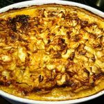 En ugnsbakad kålpudding med gyllenbrun yta och krispig konsistens.