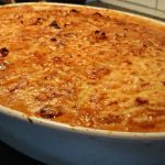 En stor gratäng med ett gyllene osttäcke och köttfärs synlig på ytan.