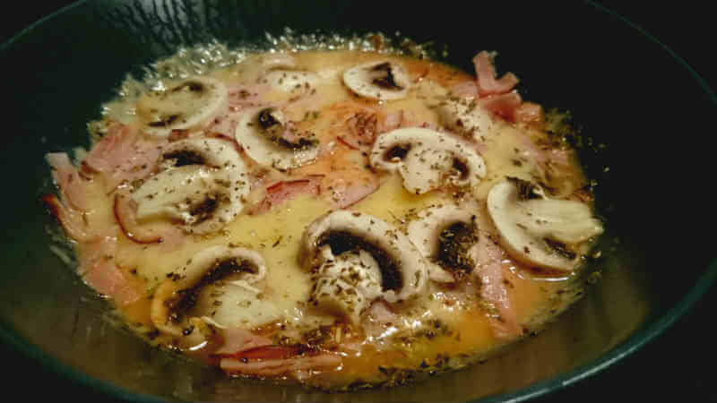 LCHF-pizza utan botten LCHF-pizza utan botten