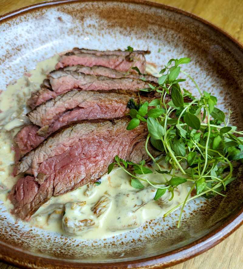 Kantarellsås 10 En tallrik med mediumstekt entrecote och kantarellsås.