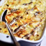 Ugnsform med Janssons frestelse, en gratäng med potatis och ansjovis.