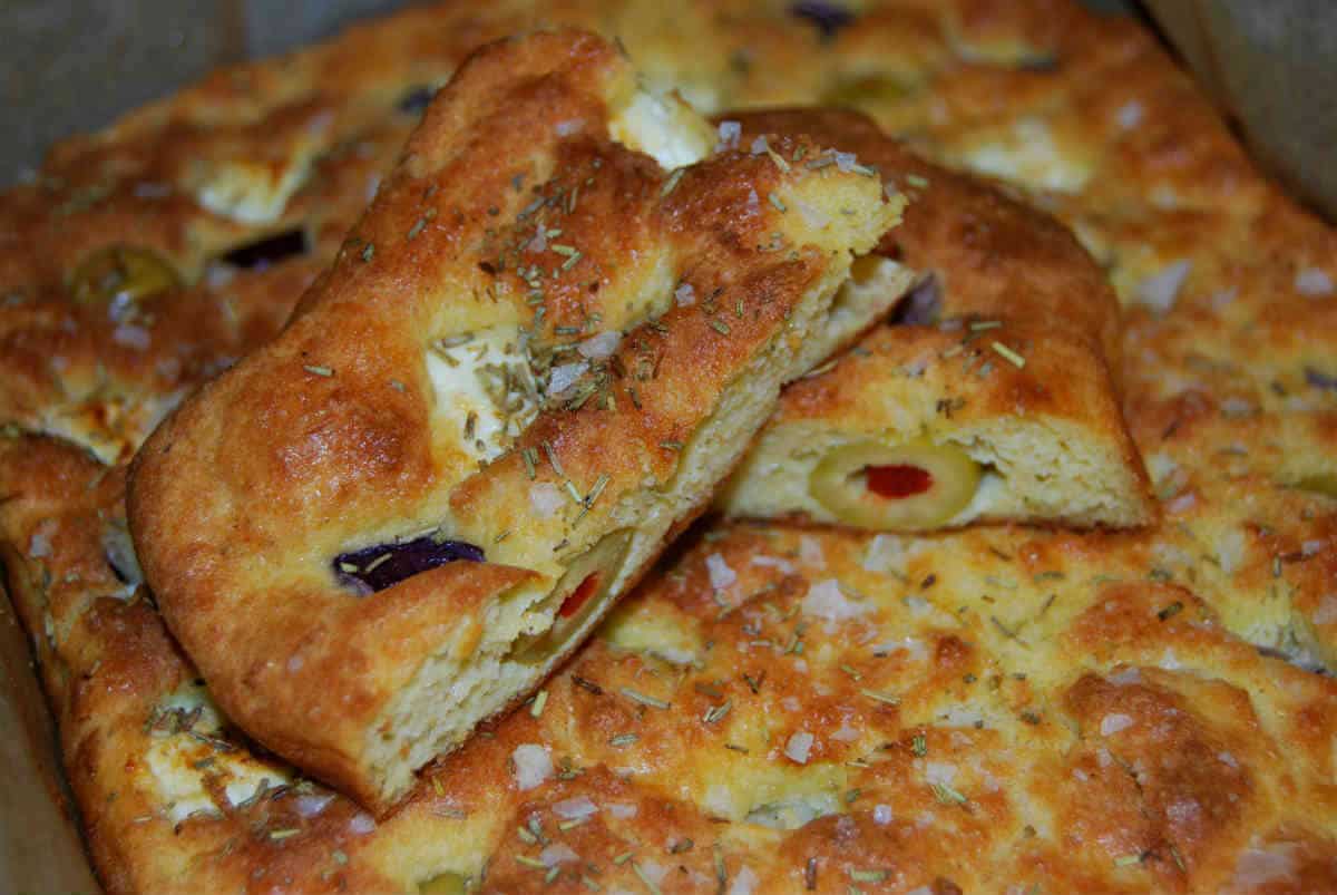 Kesobröd med solroskärnor 8 Focaccia bröd med oliver, paprika och örter på ytan.