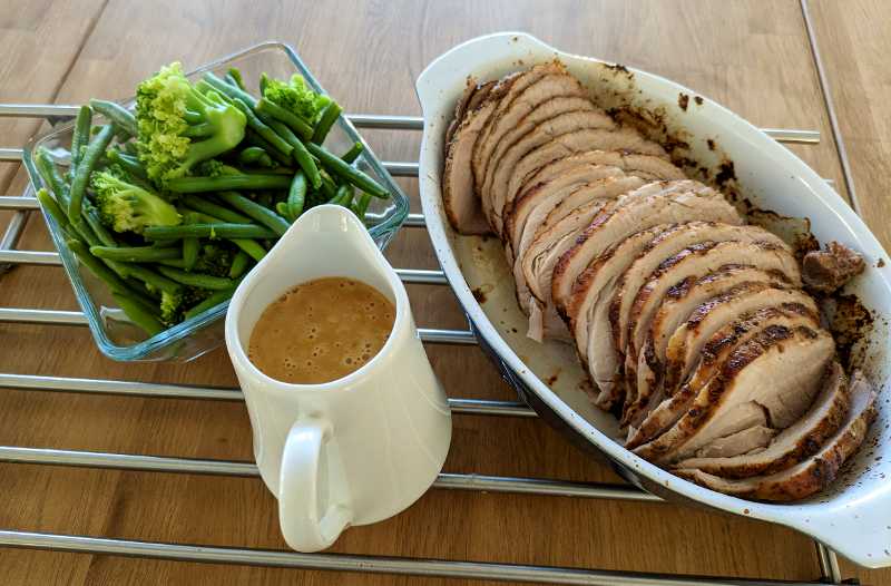 Helstekt skinkstek med smak av vitlök 9 Skinkstek med gräddsås och kokta grönsaker.