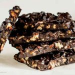 Staplade chokladbitar med pekannötter och bacon i en mörk chokladbeläggning.