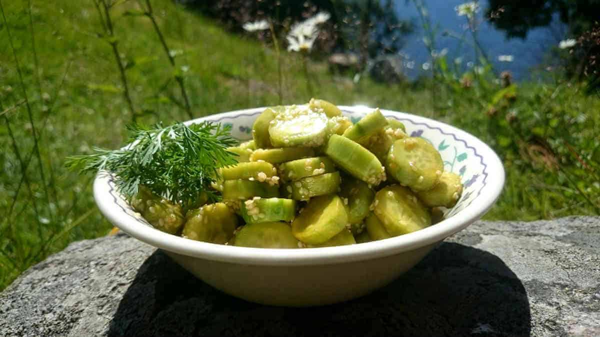 Vitlöksmarinerad gurka med rostade sesamfrön Vitlöksmarinerad gurka med rostade sesamfrön
