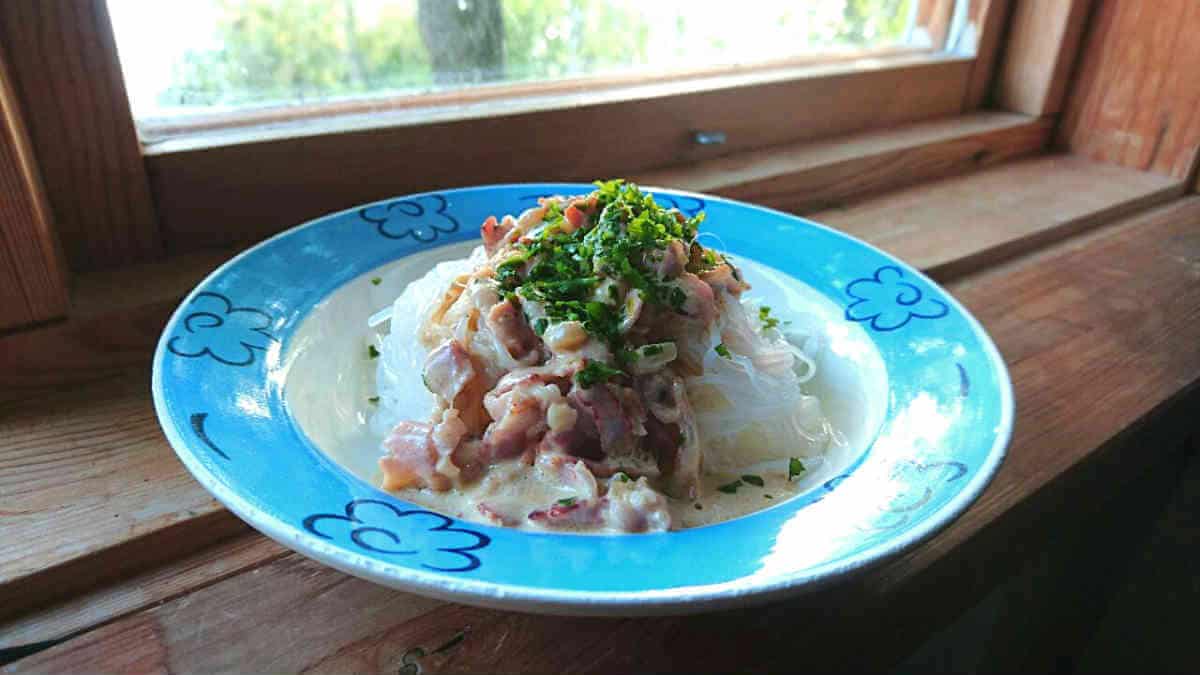 Bacon och ädelostsås med shiratakinudlar Bacon och ädelostsås med shiratakinudlar