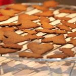 En uppsättning pepparkakor i olika former som svalnar på ett galler.