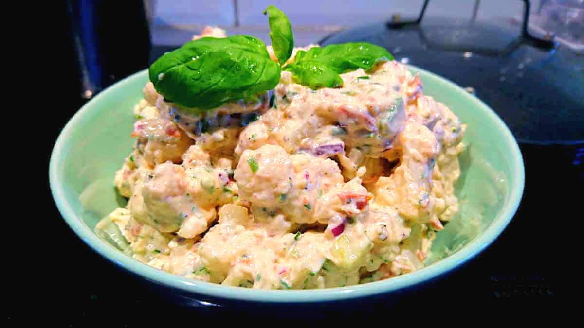 Krämig blomkålssallad med parmesan, tomat och basilika Krämig blomkålssallad med parmesan, tomat och basilika