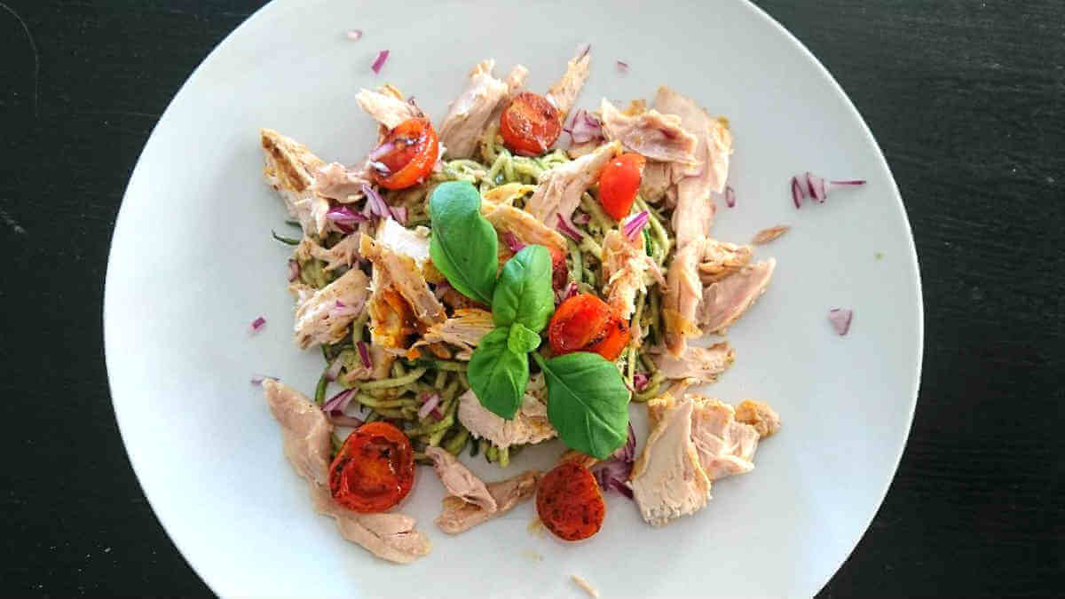 Pestokryddade Zoodles med kyckling och rostade tomater Pestokryddade Zoodles med kyckling och rostade tomater