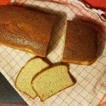 LCHF-bröd på en skärbräda med skivor av brödet och en kökshandduk under.