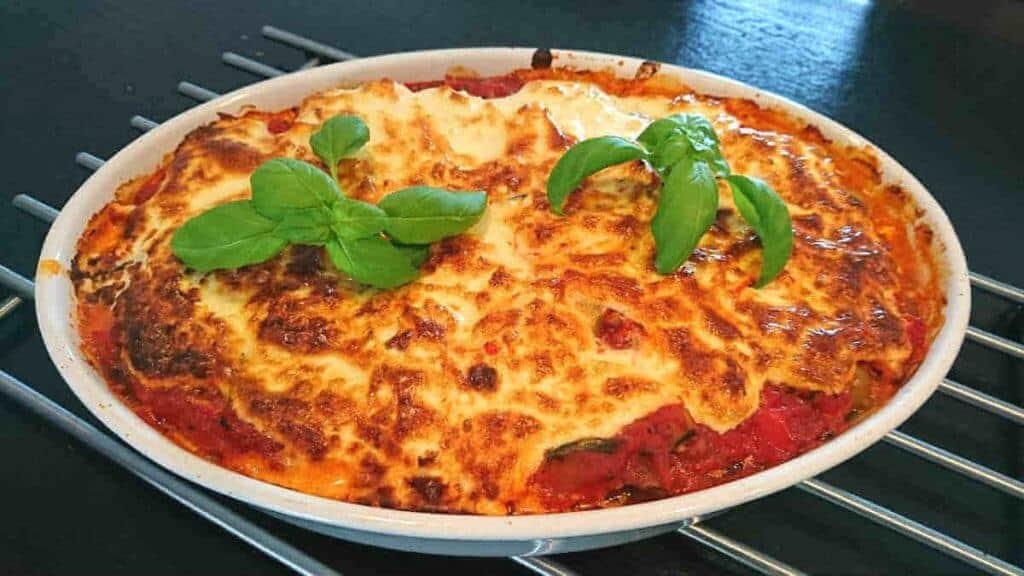 Salsagratinerad falukorv 9 Medelhavsinspirerad falukorvsgratäng