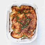 Gratinerad omelett med gräslök i en aluminiumform, med en gyllenbrun yta.