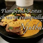 Tallrik med flamberad rostbiff och varm svampsallad i en sås.