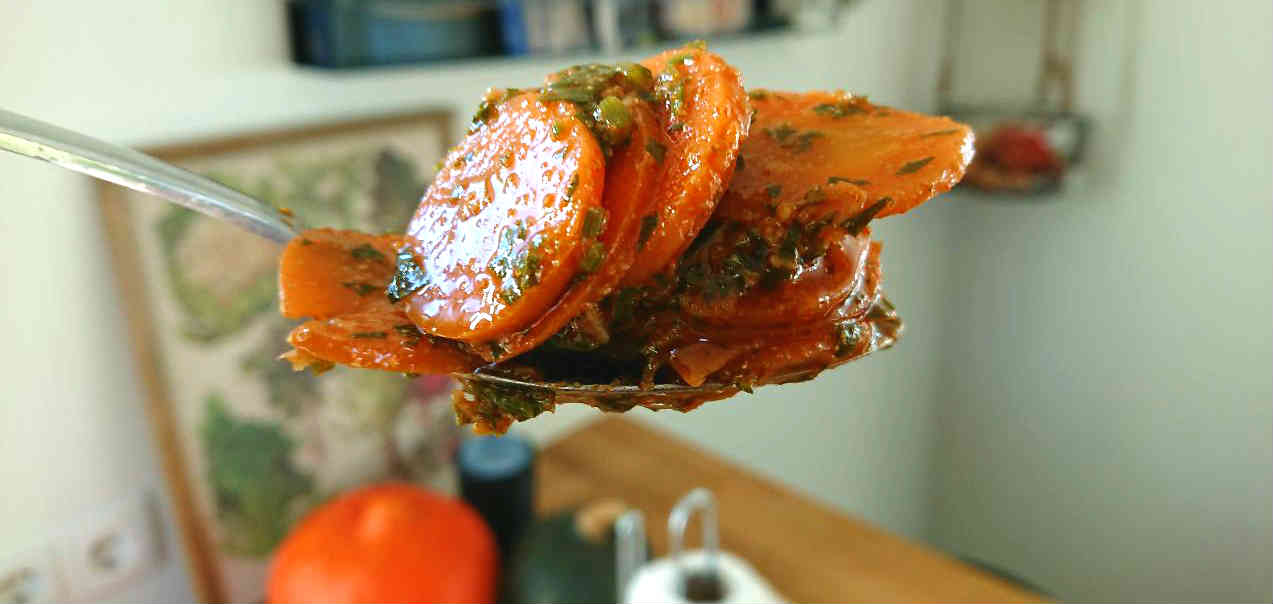 Chilimorötter 6 En sked med citronmarinerade morötter täckta av örter och kryddor.