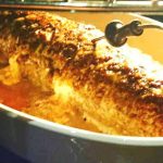 Ostfylld tacokryddad köttfärslimpa som tillagas i en ugnsform.