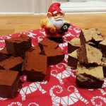 Två typer av chokladfudge, en med kakaopulver och en ljusare variant, med en jultomtefigur i mitten.