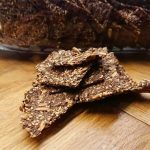 En närbild av LCHF julfröknäcke med frön på en träyta.
