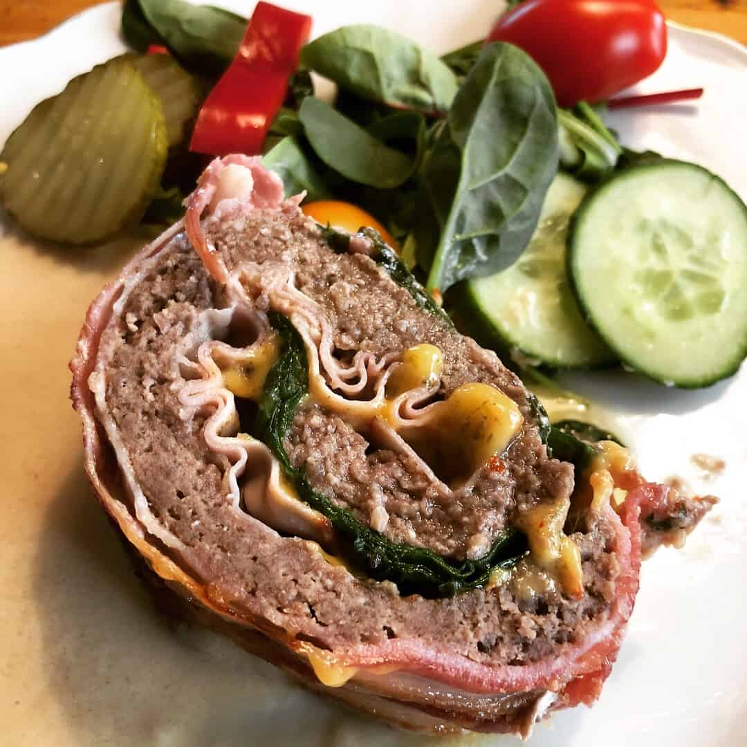 Baconlindad fylld köttfärsrulle