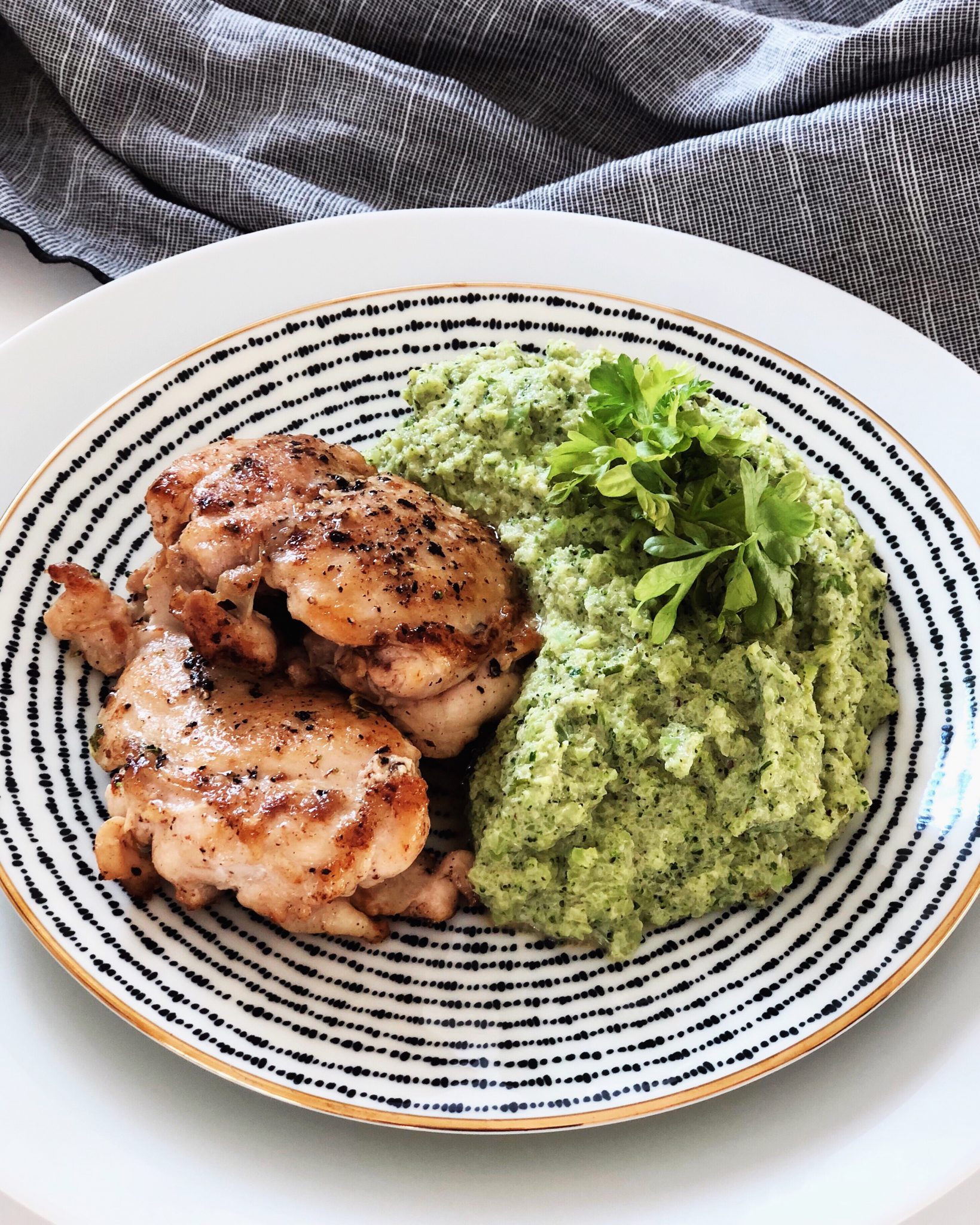 Broccolimos med kycklinglårfilé