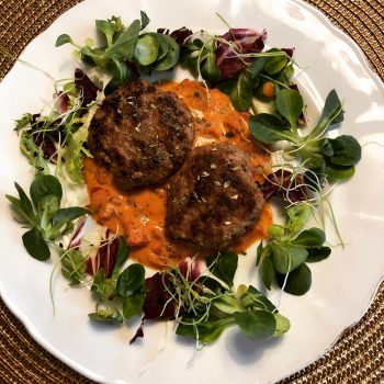 Halloumifärsbiffar med gräddig tomatsås