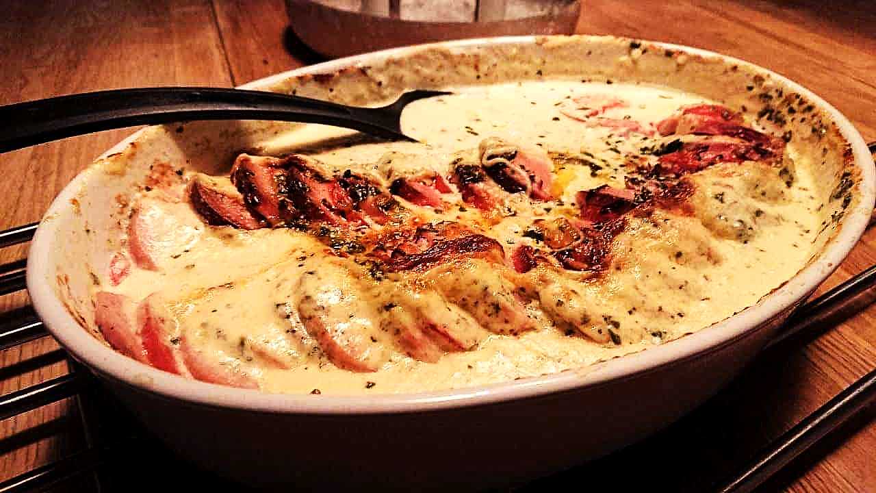 Salsagratinerad falukorv 8 Falukorv Caprese - Ett otroligt gott recept med falukorv för dig som vill testa något nytt.