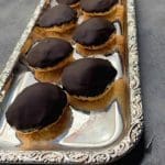 En plåt med LCHF biskvier täckta med mörk choklad, placerade på ett silverfat.