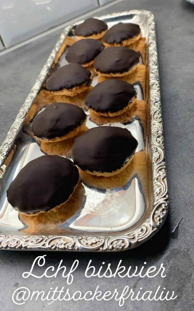 Sockerfri kladdkaka 7 En plåt med LCHF biskvier täckta med mörk choklad, placerade på ett silverfat.