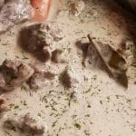 Köttgryta med bitar av kött, morot och gräddig sås med dill och lagerblad.