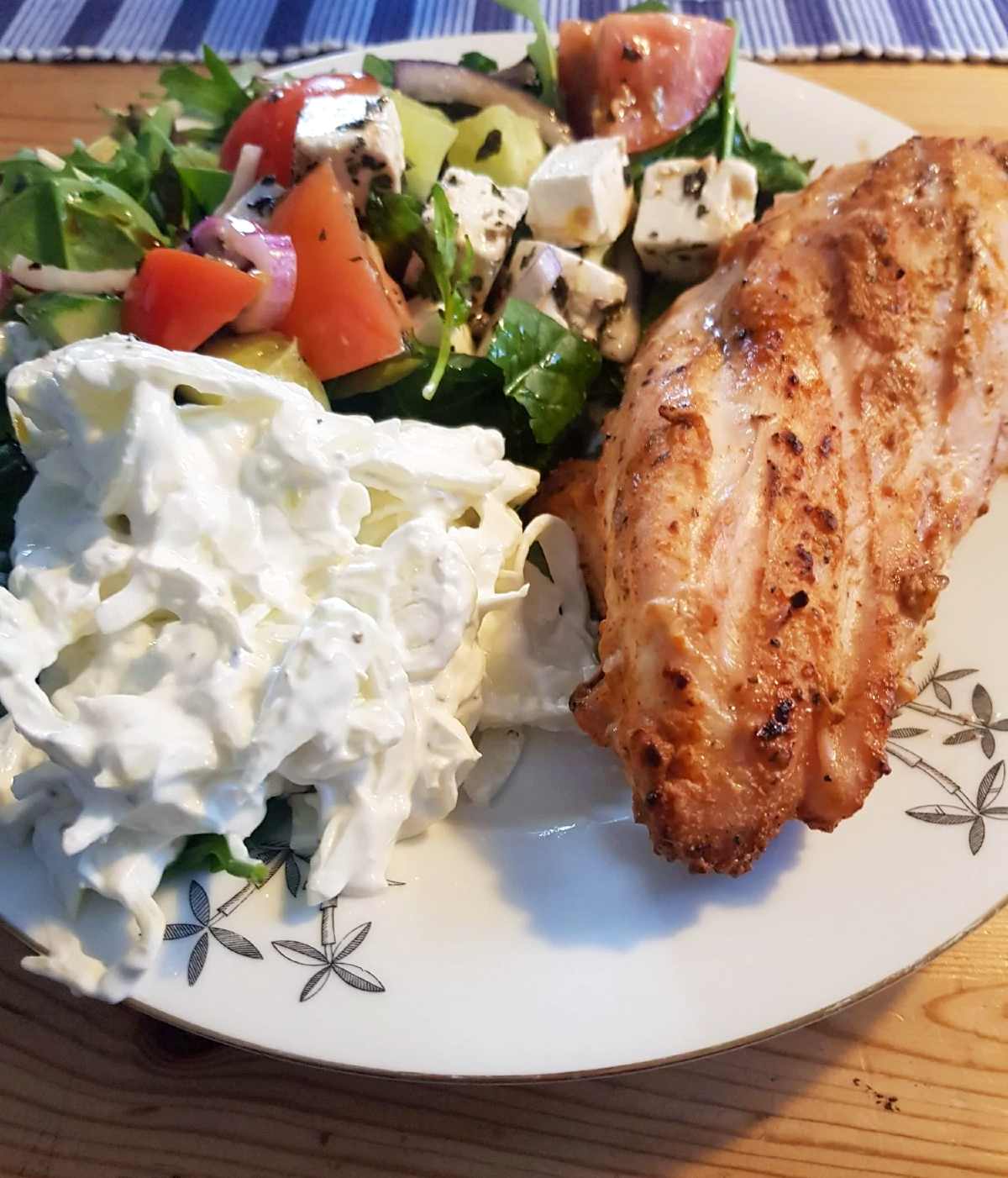 Grillad yoghurtmarinerad kyckling med fänkålstzatsiki! Grillad yoghurtmarinerad kyckling med fänkålstzatsiki!