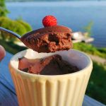En skål med mejerifri chokladpudding och en sked som lyfter en bit av puddingen.
