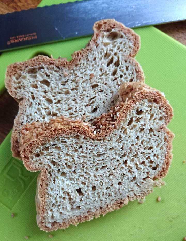 Lari's lchfbröd 3 LCHFbröd på en skärbräda