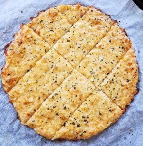 Grillad ostbröd skuren i 12 bitar med örter på toppen.