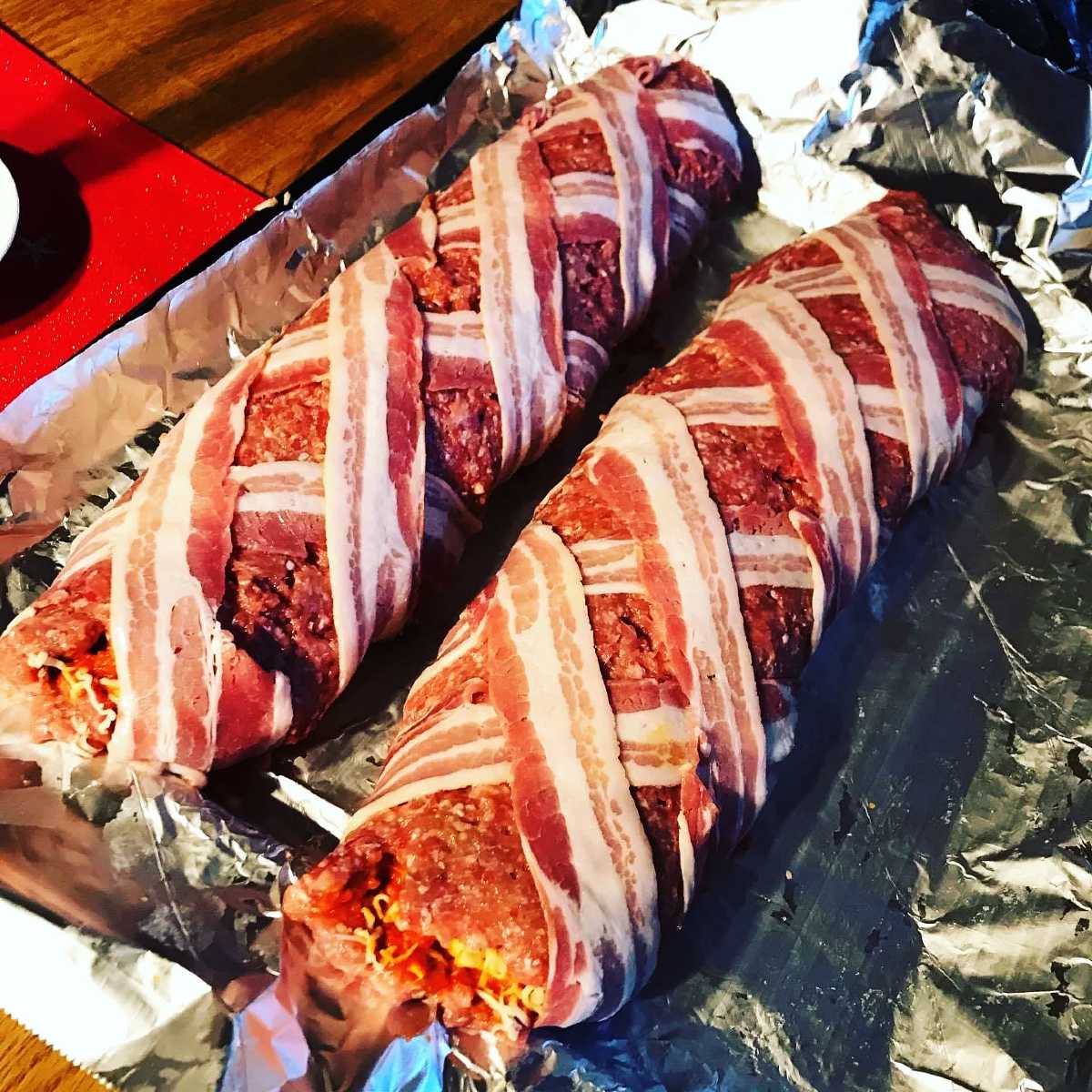 Baconlindad köttfärslimpa fylld med ajvar & gräddost