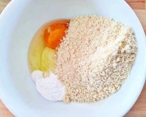 En skål med ägg, mandelmjöl och andra ingredienser för bakning.