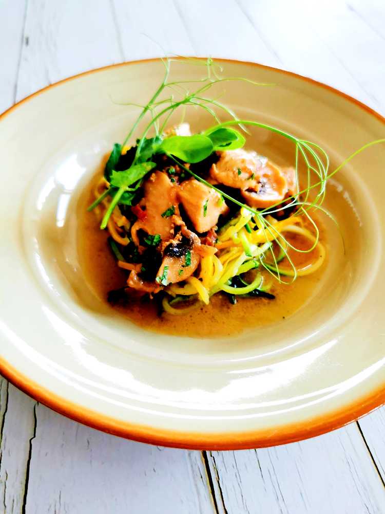 Krämig mejerifri kyckling- och champinjongryta 4 Tallrik med kycklinggryta och lite zoodles i botten