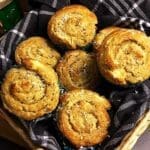 En korg med flera kanelbullar som är snurrade och har en gyllenbrun yta.