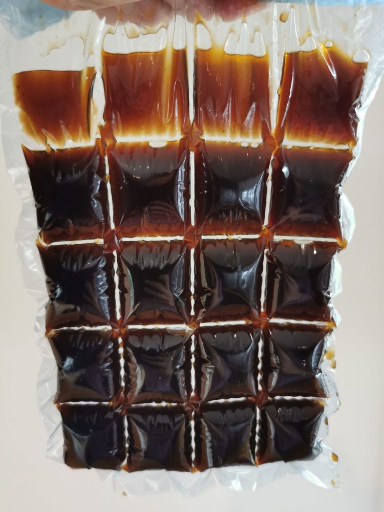 Koka hemgjord köttfond 3 En istärningspåse med köttfond i