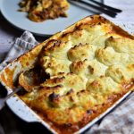En ugnsform med Shepherd's Pie täckt av gyllenbrunt potatismos.