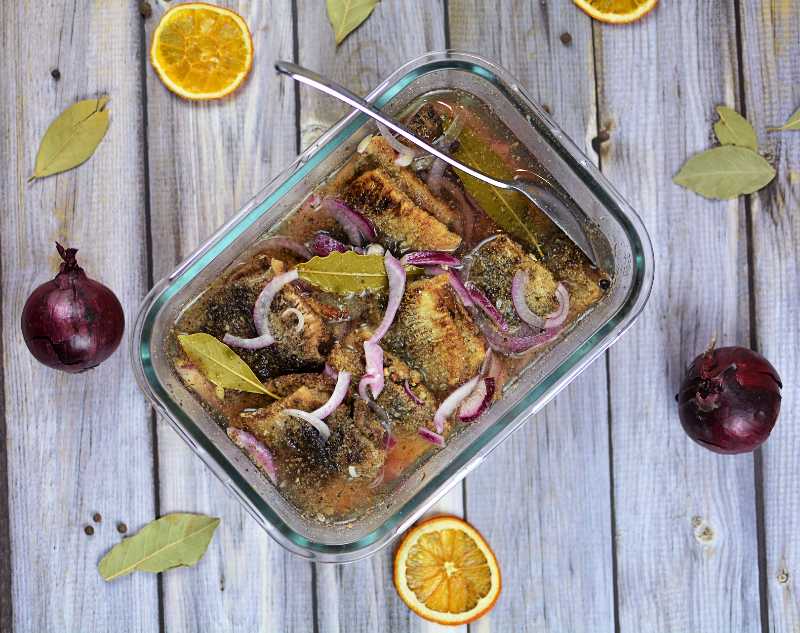 Stekt inlagd strömming (sockerfri) 3 Stekt inlagd strömming på en träbänk med lite dekorationer runt