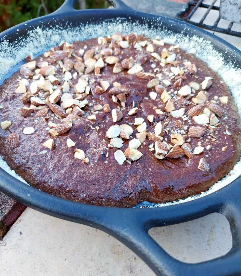 Grillad baconkladdkaka med glittriga mandlar Grillad baconkladdkaka med glittriga mandlar