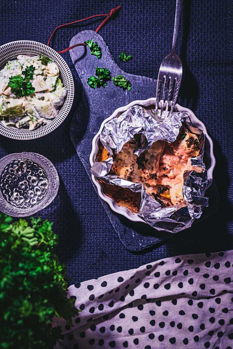 Laxpaket i airfryern med krämig salladsmajonnäs 4 Bild på ett laxpaket sett uppifrån med en skål sallad bredvid.