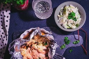 Laxpaket tillagat i airfryer med potatissallad i en skål bredvid.