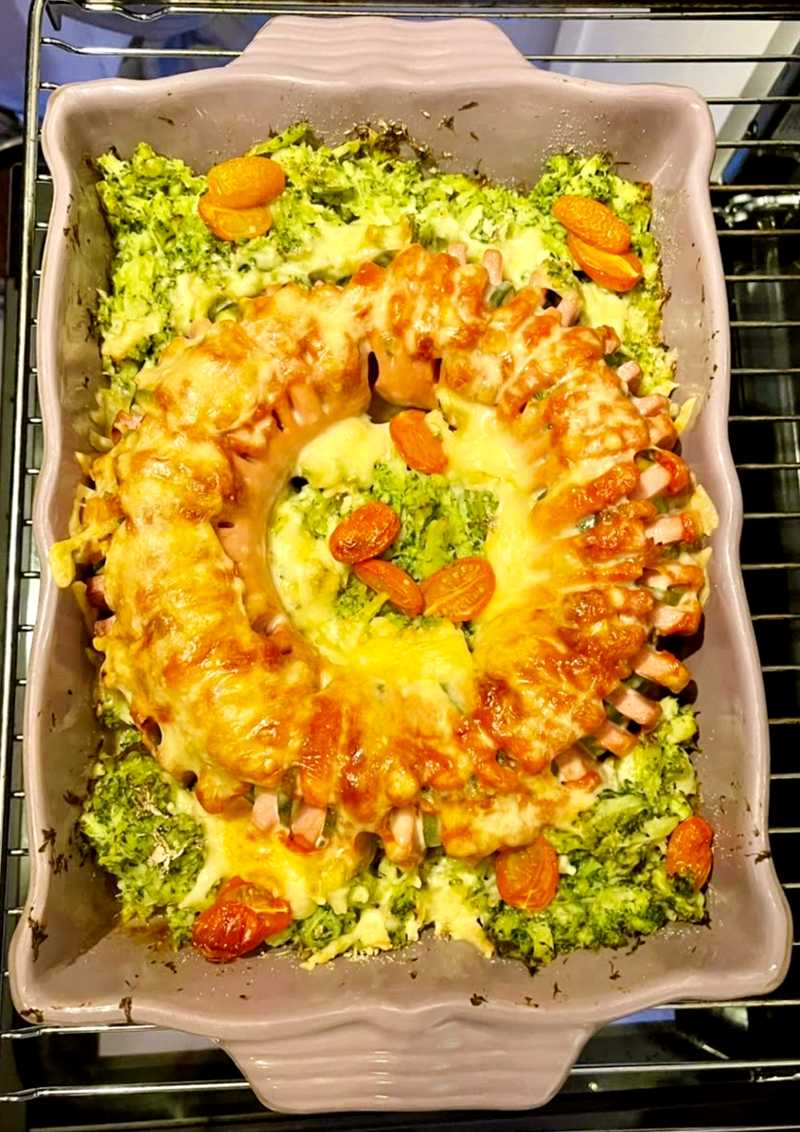 Ostgratinerad falukorv med broccolimos Ostgratinerad falukorv med broccolimos