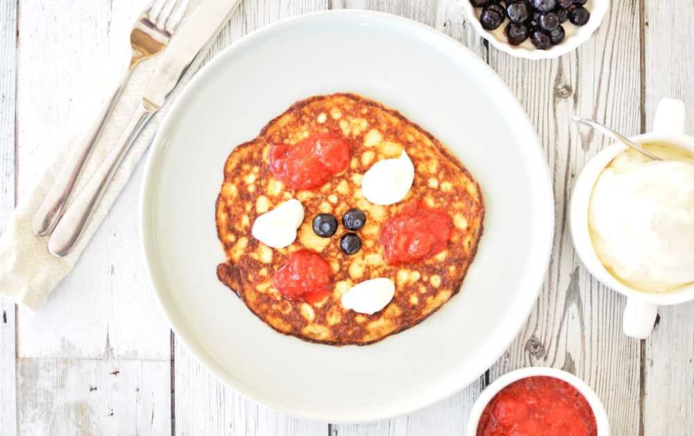 Pannkakor 5 Pannkakor sedd uppifrån med lite goda tillbehör bredvid.